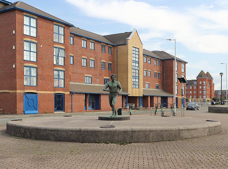 File:Hulley statue, Liverpool Waterfront 1.jpg