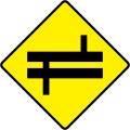 W-021-R Vorfahrt gewähren (versetzte Einmündungen an einer Straße mit getrennten Richtungsfahrbahnen – rechts)