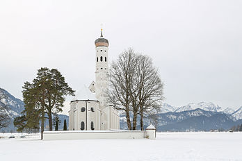 Paisagem de inverno da igreja de São Colmano, em Schwangau, Baviera, sul da Alemanha. A igreja foi construída em estilo barroco, no século XVII, para homenagear São Colmano, em substituição a uma capela do século XV. Diz a lenda que o santo irlandês teria feito uma parada para descanso neste local, durante sua peregrinação à Terra Santa em 1012. (definição 5 575 × 3 717)