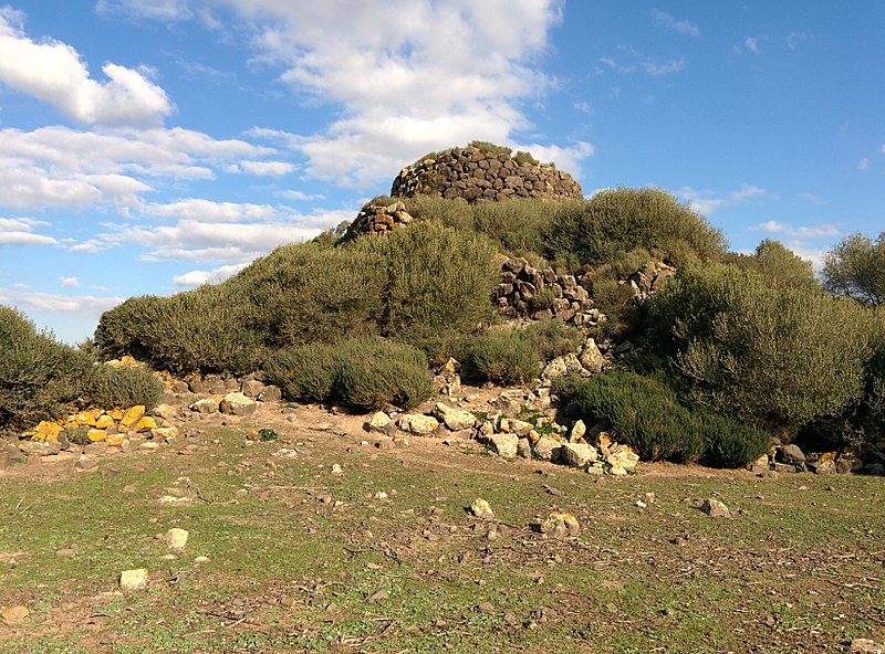 File:Il nuraghe Melas o nuraghe Fumiu.jpg