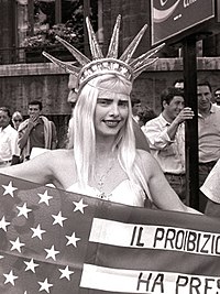 Ilona Staller, manifestazione antiproibizionista, Rome (cropped).jpg
