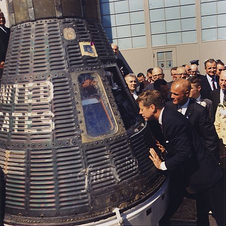 Tập_tin:JFK_inspects_Mercury_capsule,_23_February_1962.jpg