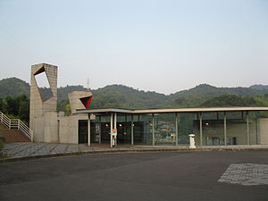 JRShikoku-Kotoku-line-T18-Orange-town-station-вход-20100803.jpg
