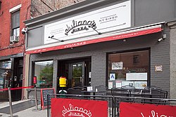 Джулиананың пиццасы, 19 Олд Фултон көшесі, Бруклин Нью-Йорк.jpg