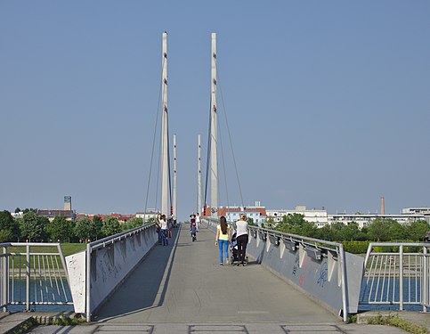 Another view of Kaisermühlenbrücke