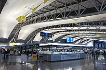 Innenansicht des geschwungenen Dachs von Terminal 1 im Check-In-Bereich