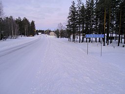 Skiltet ved den sydlige indkørsel til Kaunisvaara (egentlig i Sahavaara) i december 2015.