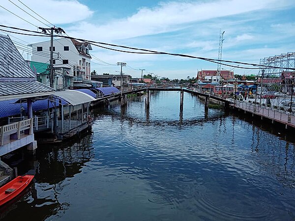 Khlong Bangkok Noi in Nonthaburi province