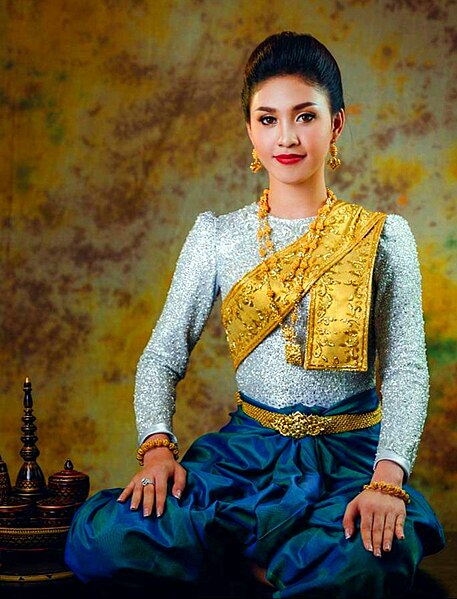 File:Khmer Traditional Costume.jpg