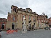 Kidderminster Balai Kota - Sir Rowland Hill patung dengan gitar (28881834993).jpg