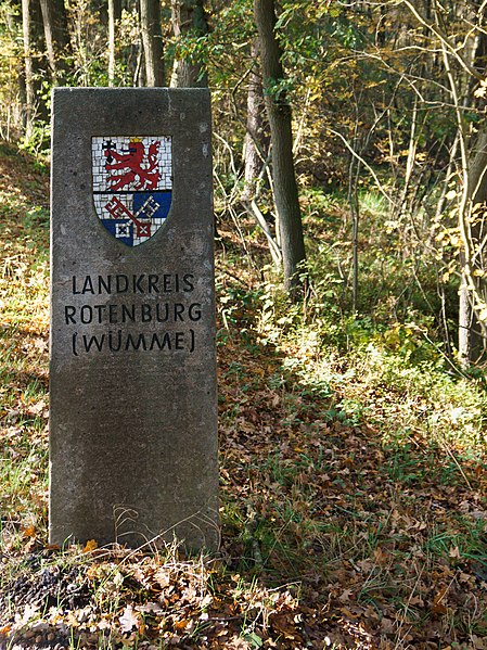 File:Koenigsmoor Kreisgrenzstein.jpg