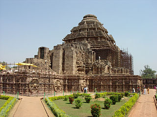 Konarak, temple de Surya. Milieu du XIIIe siècle. Orissa. En grès rose pâle[17].