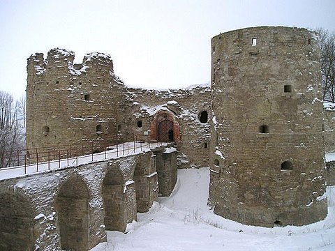 Вход в крепость Копорье. 2006 год
