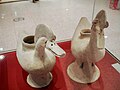 Vases modelés en forme de canards. Grès, H. 33,2 et 34,4 cm. Tombe de Jungsan-ri, Ulsan. Ier – IIIe siècle, période Samhan. Musée national de Corée.