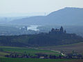 Blick vom Michelberg ins Donautal mit Burg Kreuzenstein