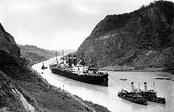 אוניית צי ארצות הברית קרונלנד חוצה את אזור התעלה בשנת 1915