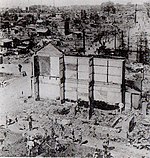 空襲後の市街地。この写真は市内西部の石原地区を写したもので、右上から左下を通る道路は中山道。