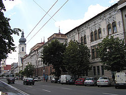 A Bel-Magyar (Kossuth Lajos) utca látképe, középen az unitárius templommal és kollégiummal