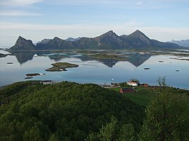 Engeløya, gezien vanaf het eilandje Lauvøya in het westen