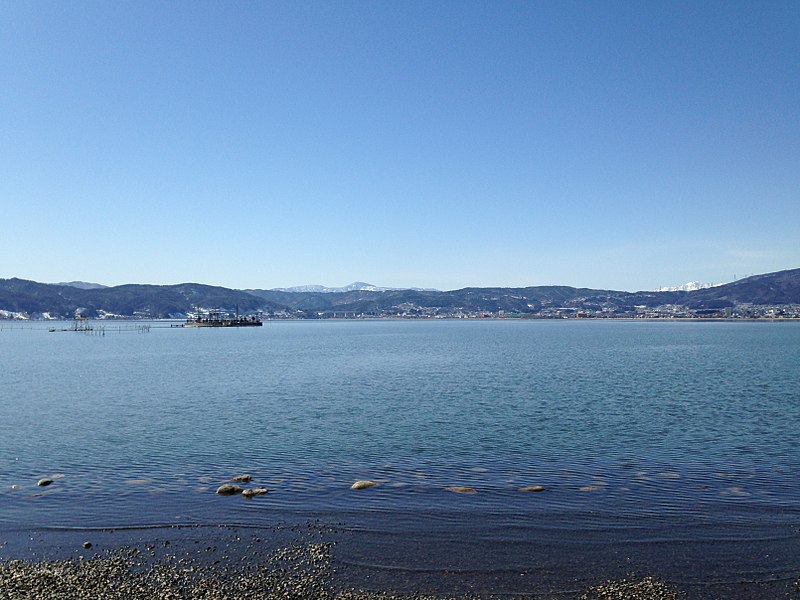 File:Lake Suwako from lakeside park in Suwa, Nagano.JPG