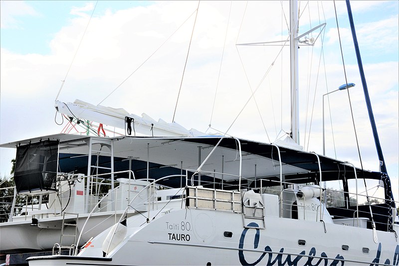 File:Le catamaran à voile Tauro (9).JPG