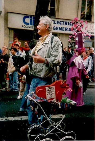 File:Le miniboeuf de Rafael Esteve au Carnaval de Paris 1999.jpg