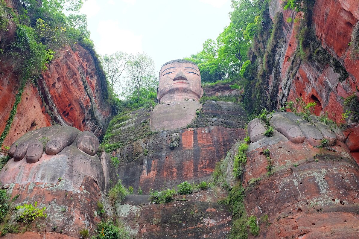Статуя будд на скале