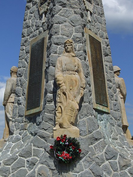 File:Liptovský Hrádok (Neuhäusel in der Liptau, Liptóújvár) - WWII memorial - part.jpg