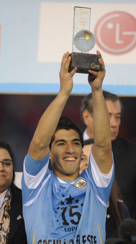 ไฟล์:Luis_Suarez_-_CA2011_mvp_award_(cropped).jpg