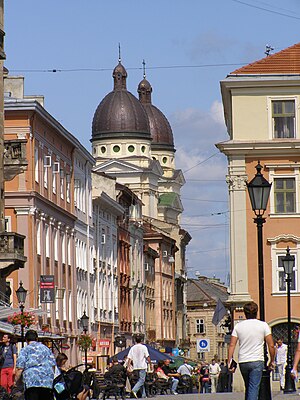 Вигляд з площі Ринок на вулицю Краківську та Преображенську церкву