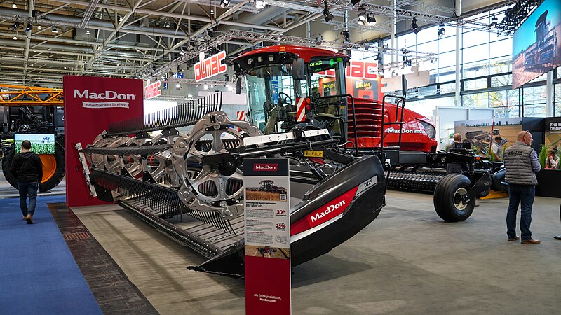 File:MacDon M1170 NT5 Agritechnica 2023 (DSC03804).jpg