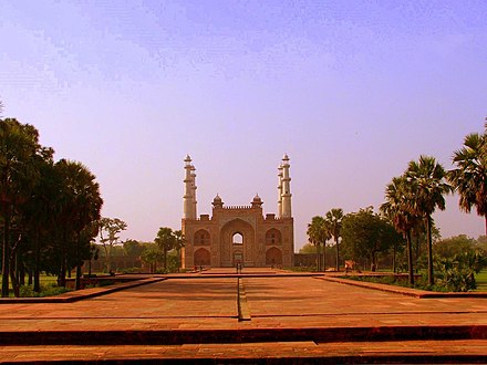 Hyrja kryesore e Kompleksit të Varrit të Akbarit nga brenda.