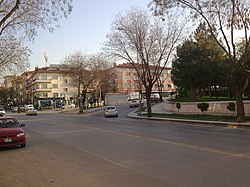 Gençlik Caddesi'nden Kızılay'a giderken. Araçların sağa döndüğü yol Akdeniz Caddesi'dir.