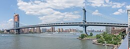 Manhattan Bridge panorama, July 2017.jpg