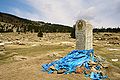 Khadags bleues nouées à une stèle bouddhique de pierre à Manzshir Khiid, en Mongolie.