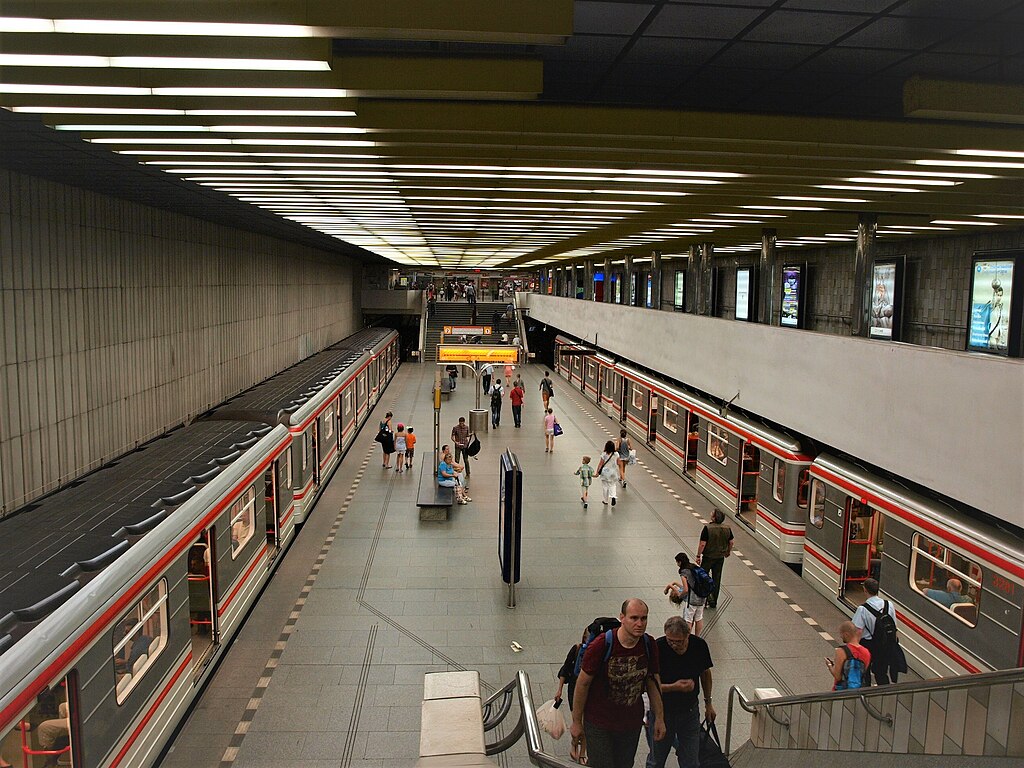 File Metro B Smichovske Nadrazi Shora Jpg Wikimedia Commons