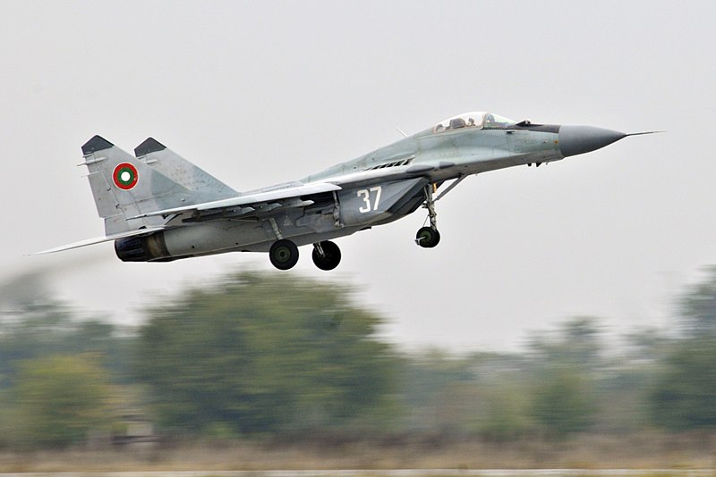 File:MiG-29 taking off Graf Ignatievo AB Bulgaria 2010.jpg