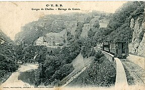 La ligne à voie unique était établie en accotement de la chaussée, comme ici dans les Gorges de Chailles.