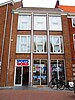 Pand met eenvoudige kroonlijst, herbouw architectuur, gebouw in gebruik als winkel