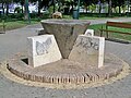 Antigua piedra de molina como escultura pública en el parque de Huelin, 2023-05-08.