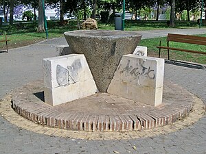Старый мельничный жернов, установленный в качестве скульптуры в парке Уэлин, Малага, Испания