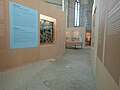 Vue de l'exposition Mirabilis dans la grande chapelle du Palais des Papes à Avignon