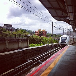 Mumbai Metro train arriving at Ghatkopar.jpg