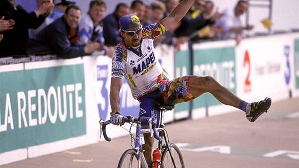 Johan Museeuw celebrating victory at the 2000 Paris-Roubaix