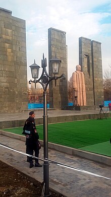 Myasnikyan statue, Yerevan 14.jpg