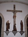 Kreuz und Statuen im Eingangsbereich des Siegerländer Doms in Niederfischbach