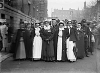Sestry a porodní asistentky pochodují do Royal Albert Hall, Londýn, duben 1909