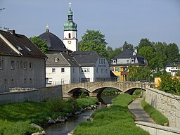 Oberkotzau: Brücke über die Schwesnitz, im Hintergrund die evangelische Kirche St. Jakobus mit Pfarrhaus