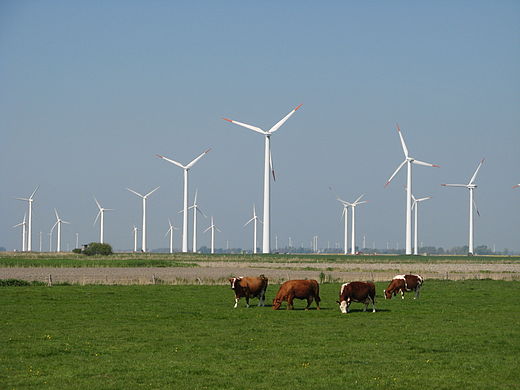 Meer dan honderd meter hoge windmolens in het landschap van Oesterwurth, Duitsland