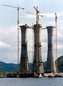 En offshore Condeep-plattform under konstruksjon